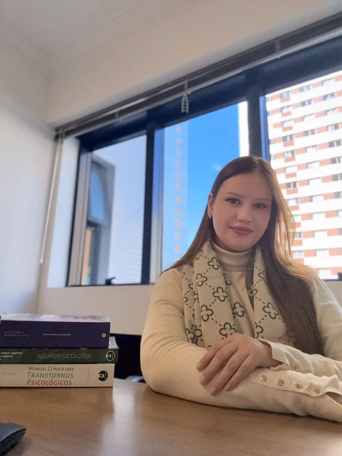 Isabely Ferreira dos Santos em seu ambiente de trabalho