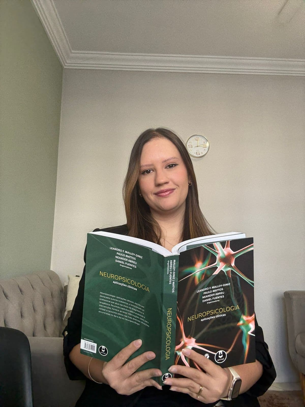 Isabely Ferreira dos Santos com literatura especializada em Neuropsicologia